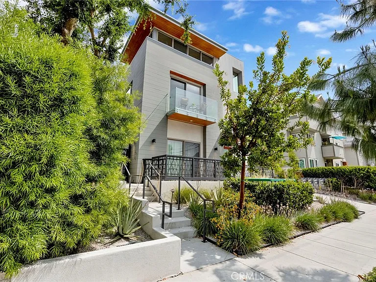 941 E California Blvd #1 — Photo 3