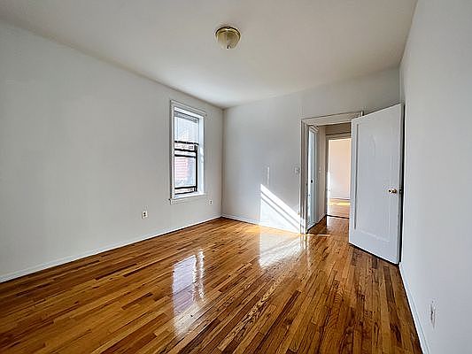 4th image of 116-40 Parklane #C3