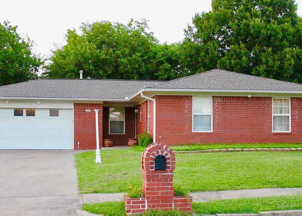 full brick with matching mailbox