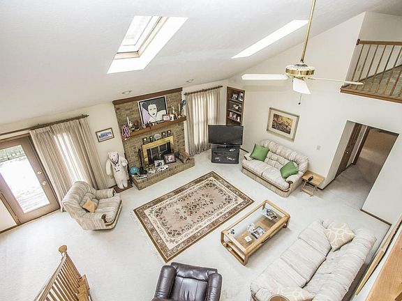 5th image of 945 Farrington Dr