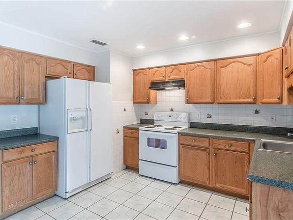 3rd image of 1076 Deltona Blvd