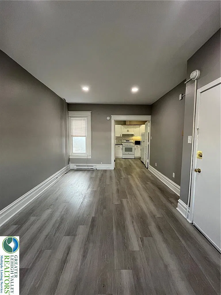 1 bed, 609 sqft, $1,300 — Photo 3