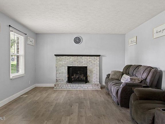 5th image of 913 Ithaca St