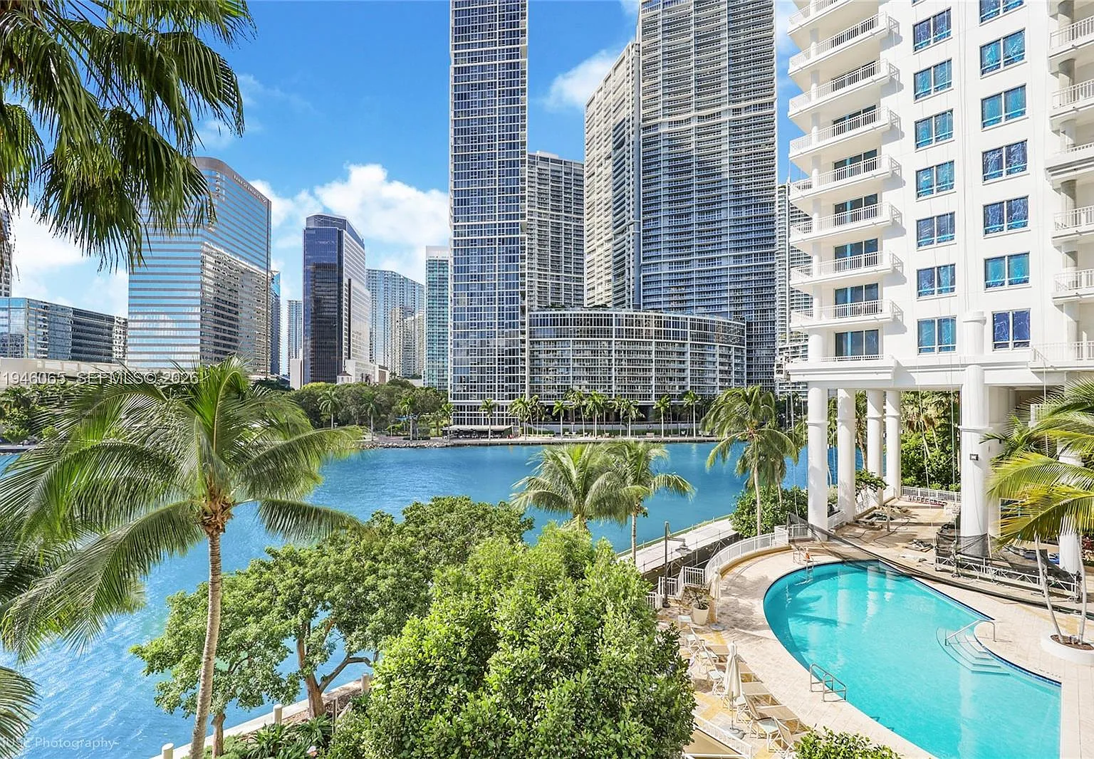 Courvoisier Courts Condo — Photo 1