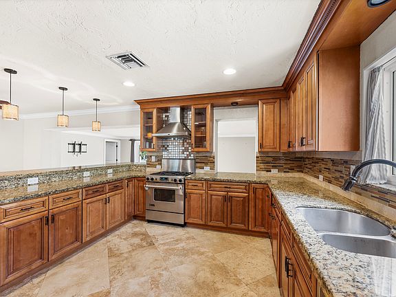5th image of 2620 SE 14th St