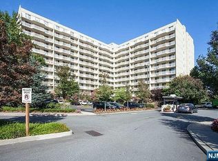 1055 River Rd APT 704, Edgewater, NJ 07020