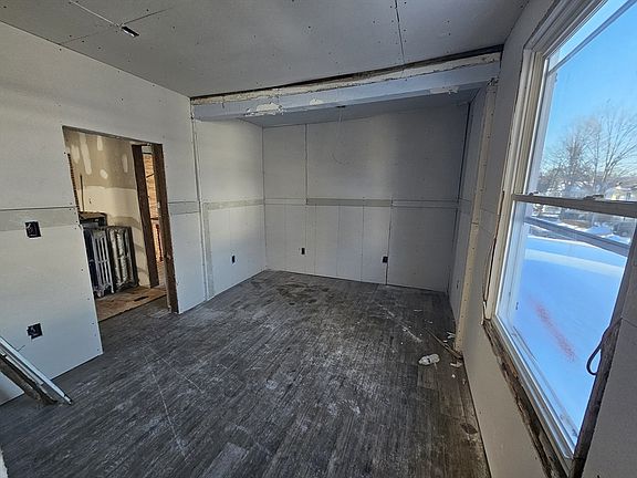 4th image of 15 Buel St