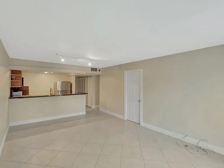 345 Ocean Dr #305 — Photo 9