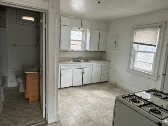 4th image of 1814 E Genesee Ave #2