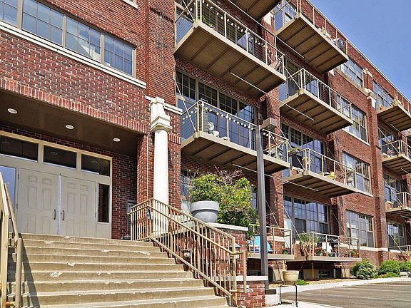 2nd image of 1901 E Hennepin Ave Unit 305