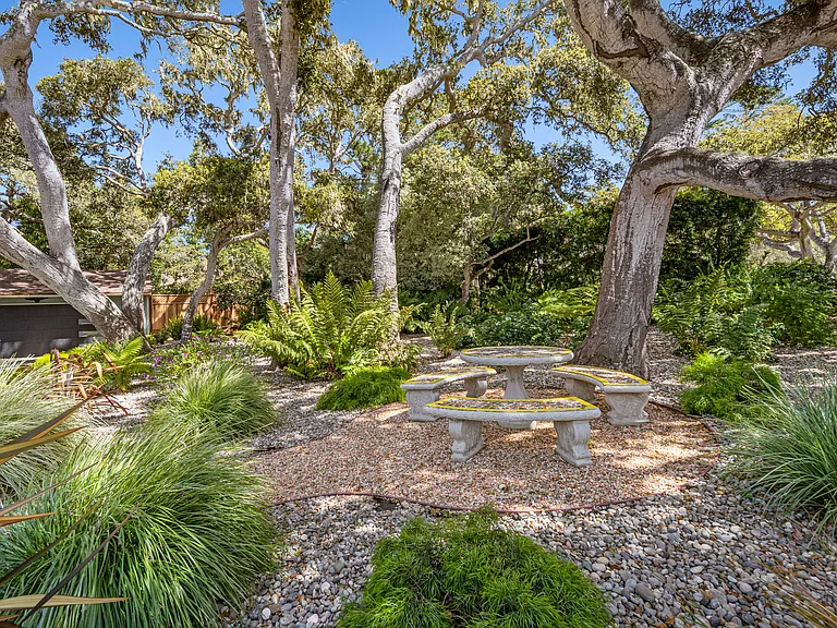 1087 Lariat Ln — Photo 32