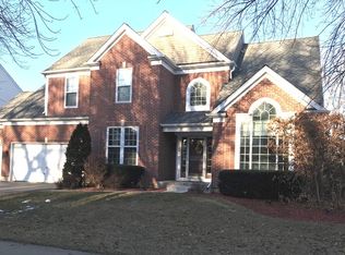 1196 Williamsburg Cir, Grayslake, IL 60030