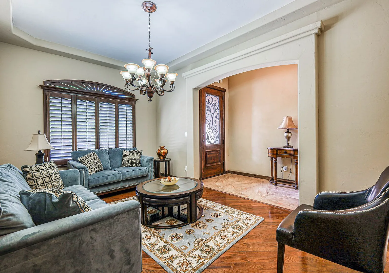 Westside area (Completely Furnished) Beautiful 4 bed/3 baths — Photo 2