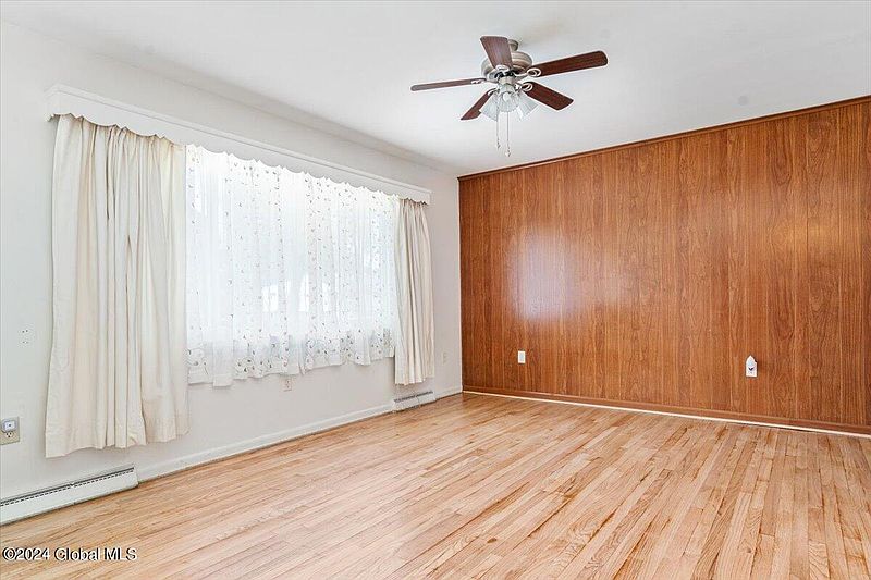 5th image of 8 Youngs Pl Place