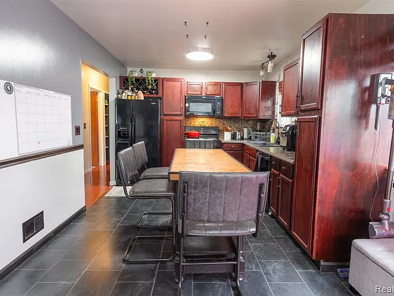 23400 Reynolds Ave — Photo 7
