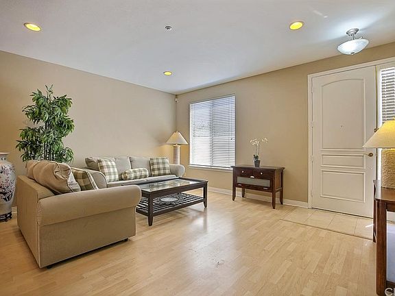 5th image of 1118 W Huntington Dr Unit D
