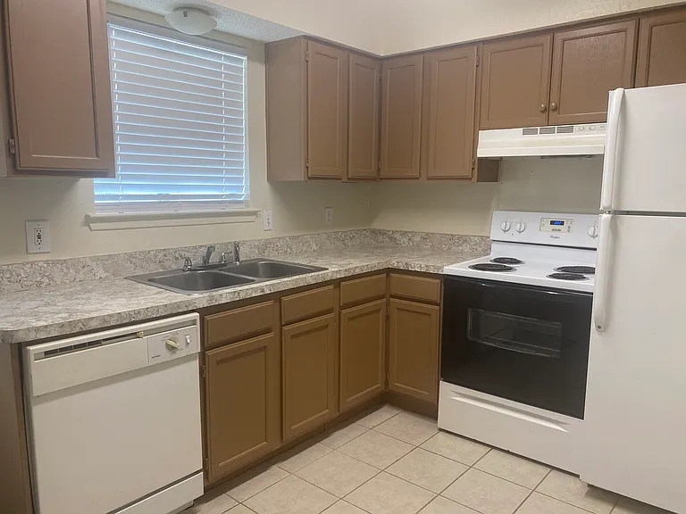 2826 Wimbledon Ct #D — Photo 4