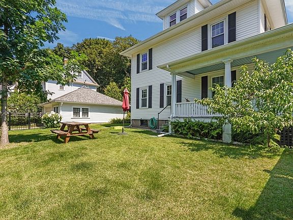 5th image of 1055 Pleasant St