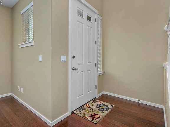 4th image of 830 NE 73rd Ave
