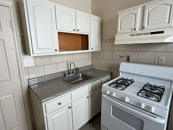 5th image of 220 Trumbull St APT 2