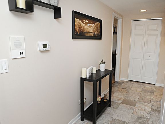 4th image of 1491 Ashland Ave APT 5NE
