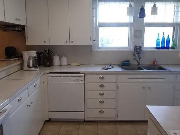 4th image of 215 W 3rd St