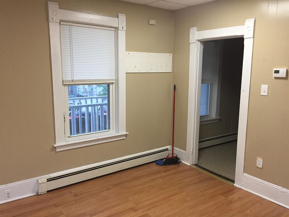 2nd image of 7 Willow St APT 4A