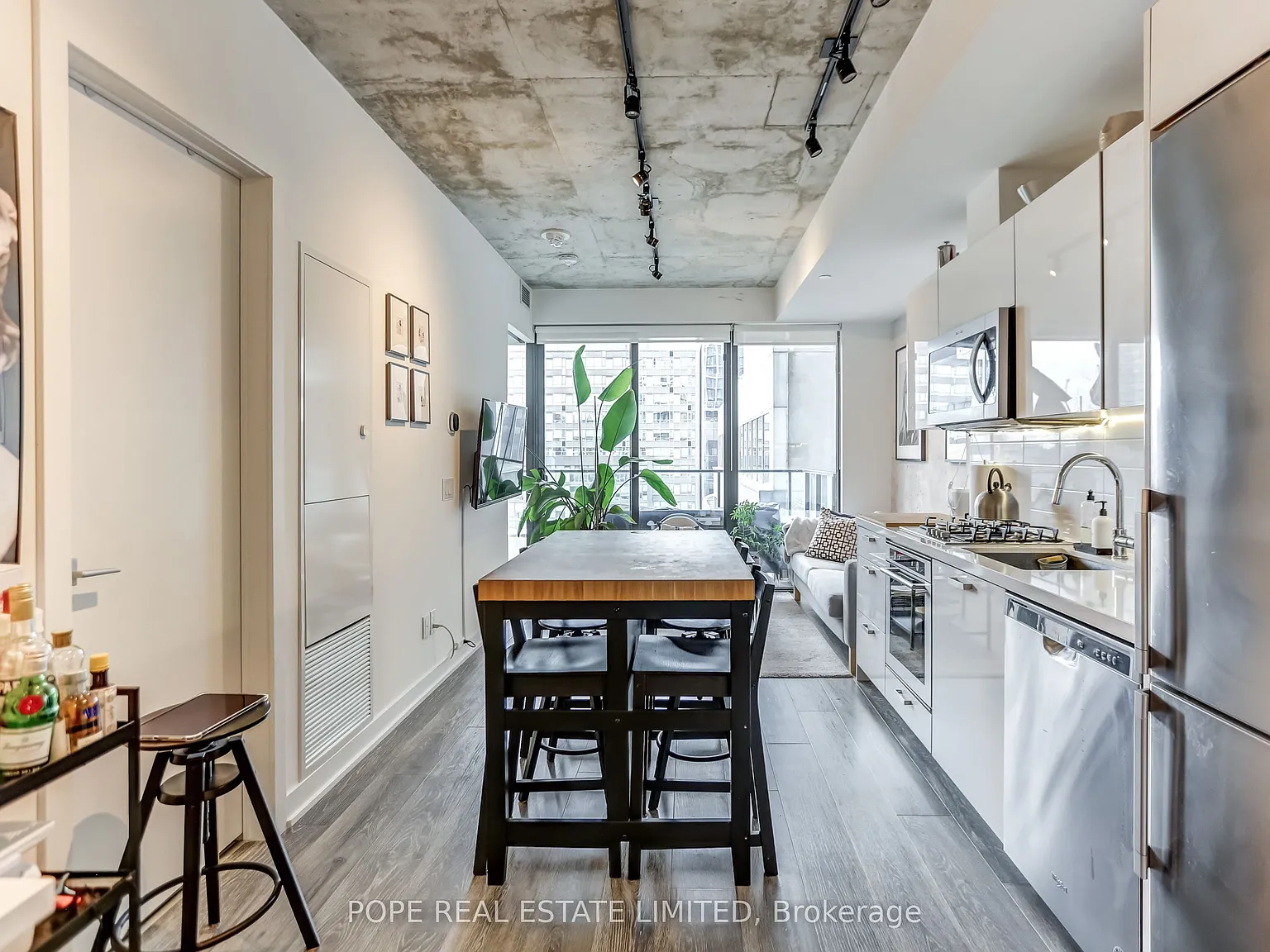 East 55 Condominium — Photo 3