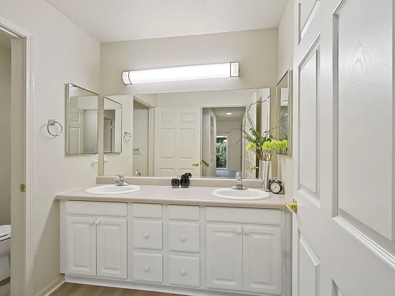 Saratoga West Apartments — Photo 18