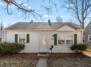 913 Walter Ave, Aurora, IL 60505