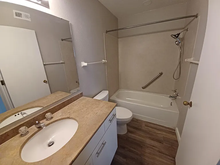 Plaza Apartments — Photo 15