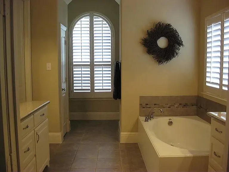 906 Greystone Dr — Photo 15