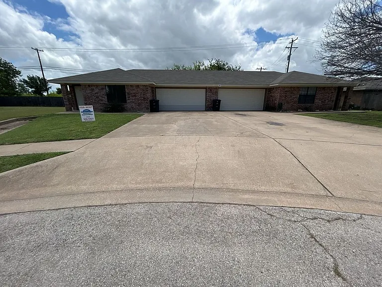 912 McDaniel Cir — Photo 2