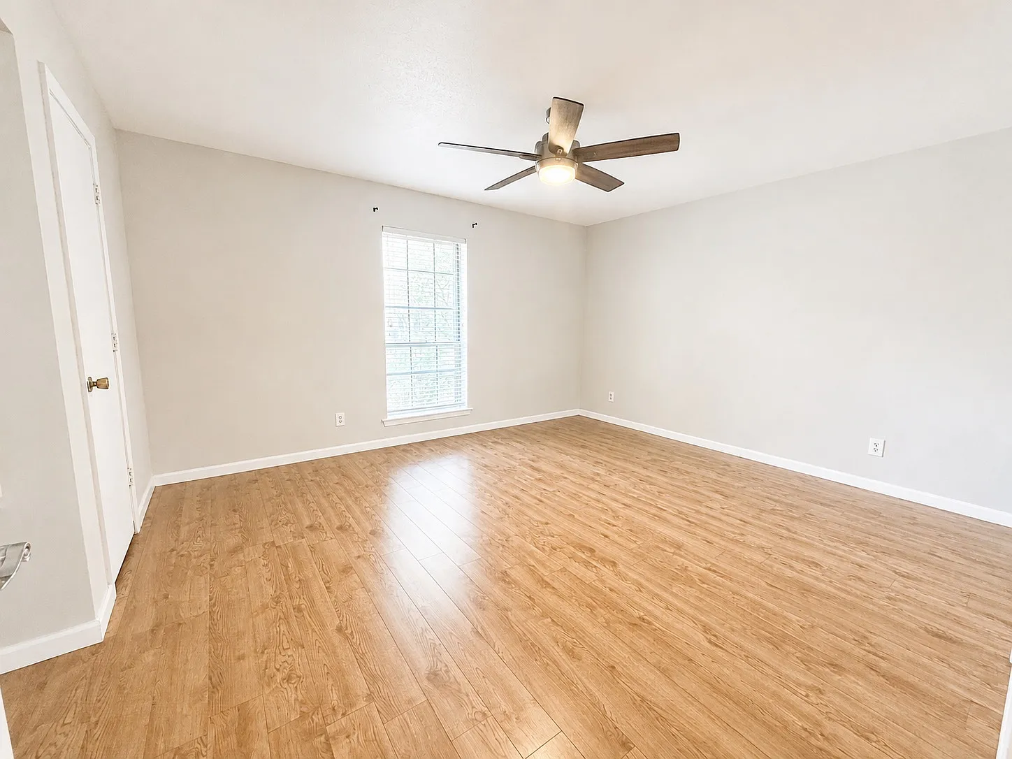 4 bed, 3047 sqft, $790 — Photo 2