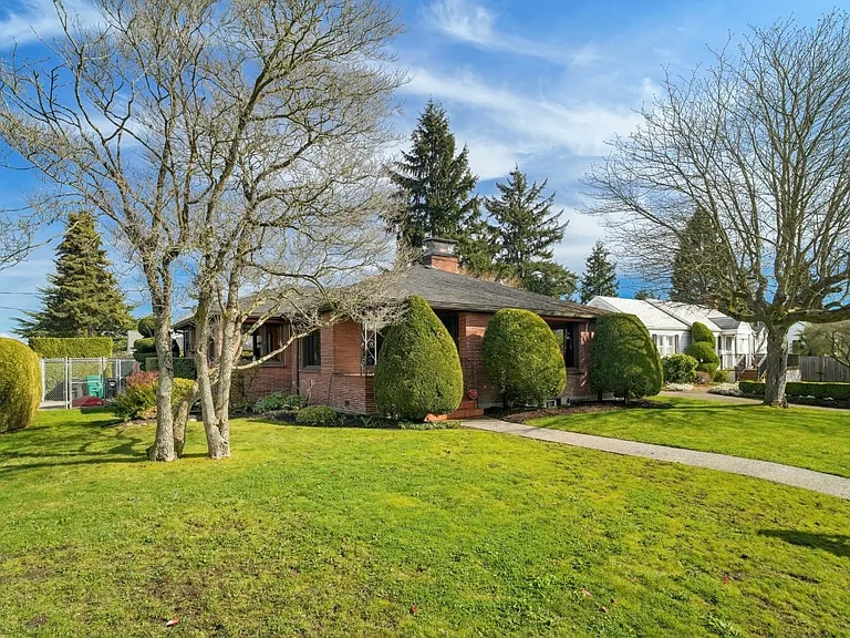10604 39th Ave SW — Photo 2