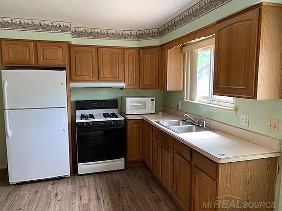 2nd image of 15248 Roycroft St