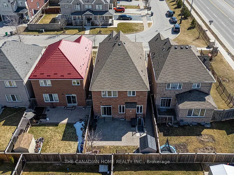 33 Denali Cres — Photo 4