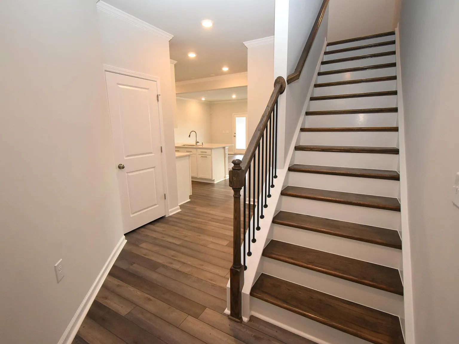3 bed, 2.5 bath, 2105 sqft, $1,995 — Photo 2