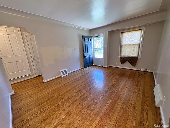 4th image of 21311 Beechwood Ave