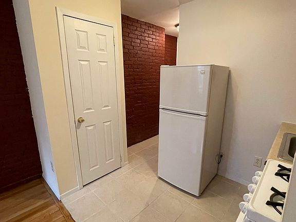 2nd image of 425 W 45th St