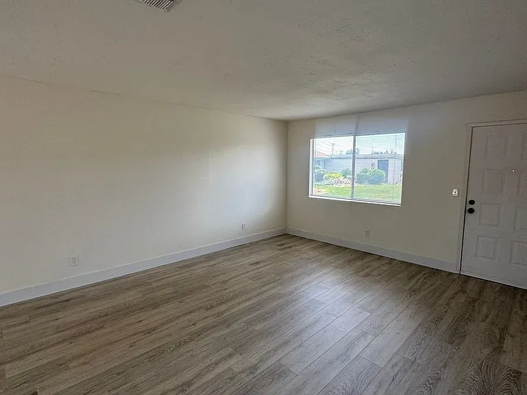 5574 Mountain View Dr — Photo 2