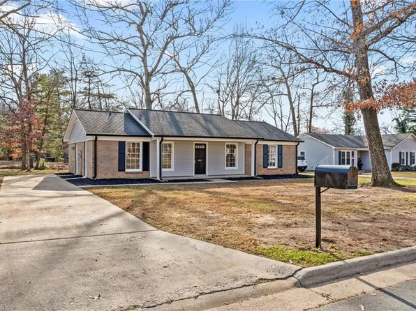 4811 Chaucer Dr, Greensboro, NC 27407