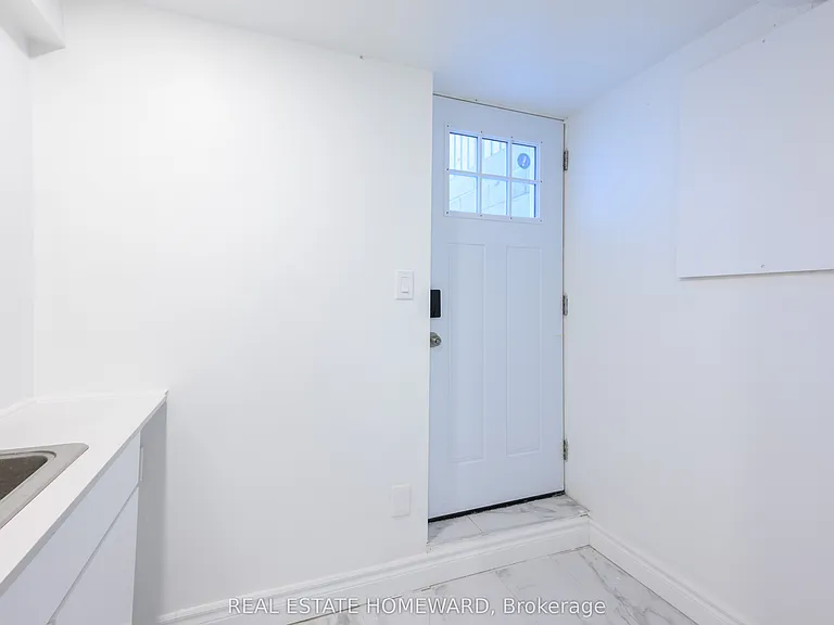114 Old Sheppard Ave #LOWER — Photo 3