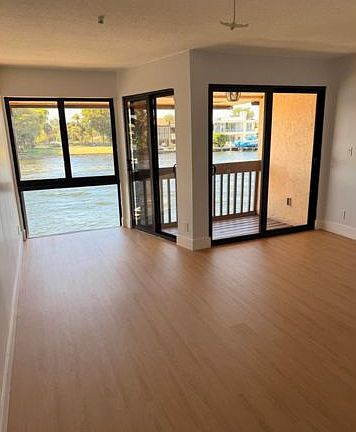 4th image of 797 S Riverside Dr