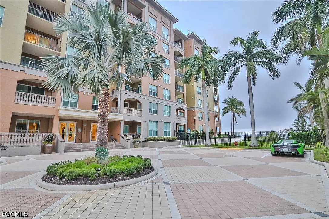 1 bed, 1.5 bath, 685 sqft, $1,695 — Photo 1