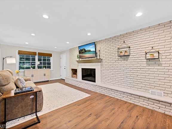 3rd image of 1087 Buxton Rd
