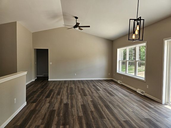 3rd image of 4416 Scottys Dr