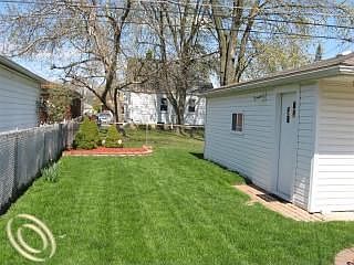 5th image of 654 Riverbank St