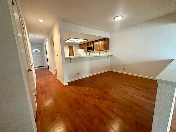 2nd image of 205 Saratoga Ct