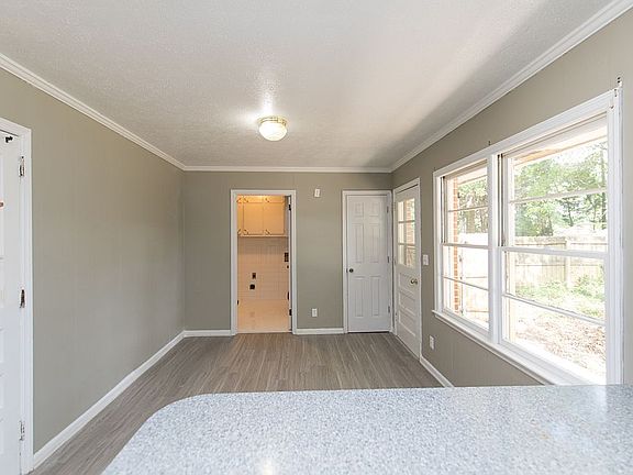 3rd image of 525 Lockridge Ln